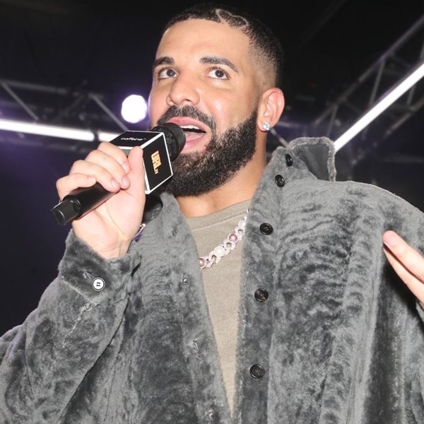 Σε άλλα νέα, ο Drake φόρεσε τα αρκουδάκια του και πήγε γήπεδο