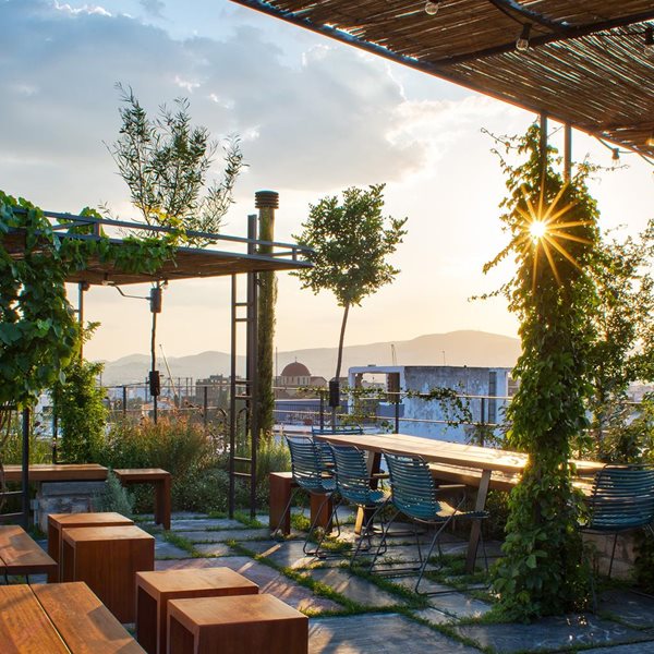 Για cocktails σε μία από τις καλύτερες ταράτσες της Αθήνας