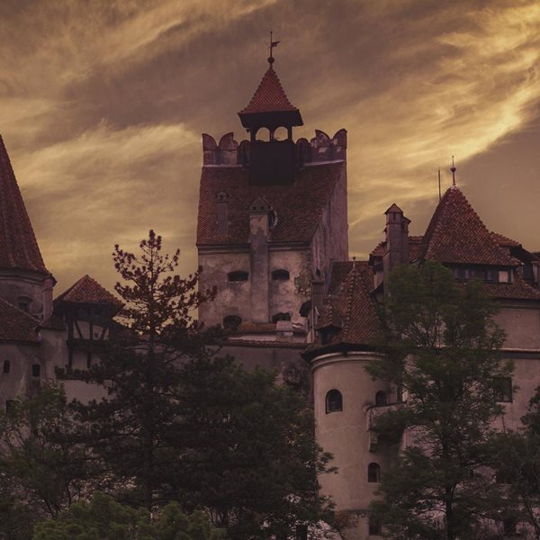 Επίσκεψη στο κάστρο του Κόμη Δράκουλα από τον καναπέ