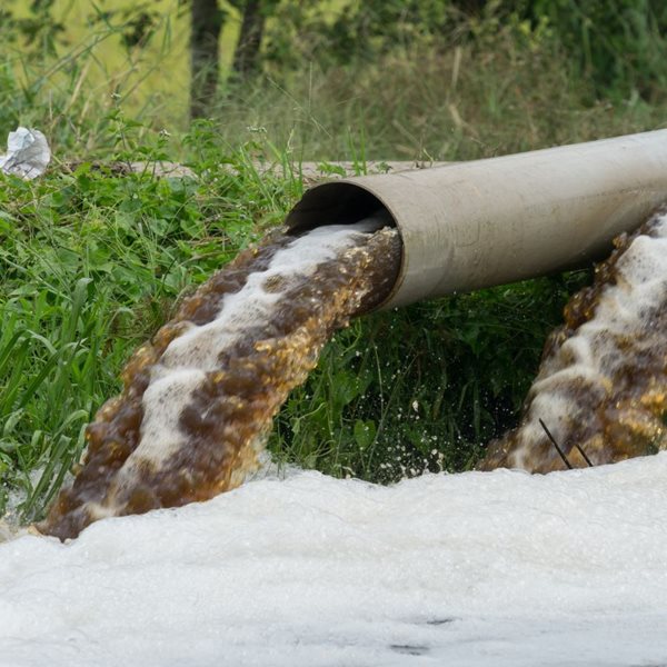 Ακολουθώντας τους ερευνητές που μετρούν τον κορονοϊό στα λύματα