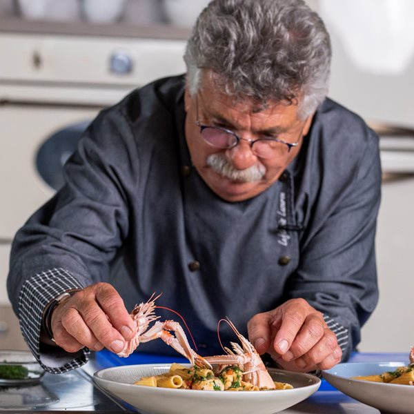 Με το Μάτι Γαρίδα: Ο Λευτέρης Λαζάρου μαγειρεύει στα social media