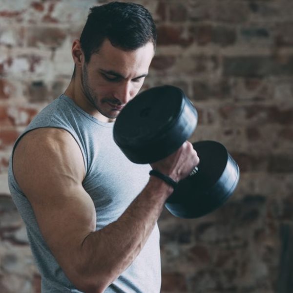 Η μία άσκηση που θα κάνει μεγαλύτερους τους δικεφάλους