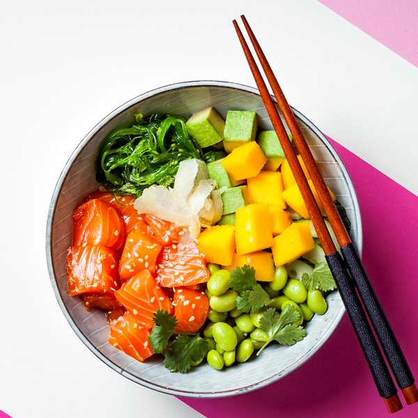 Η συνταγή για σπιτικό poké με σολομό