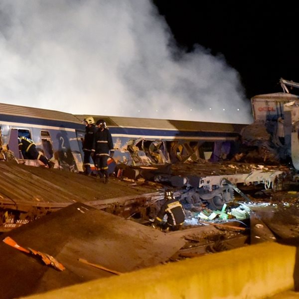 10+1 συγκλονιστικές φωτογραφίες από τη σύγκρουση τρένων στα Τέμπη