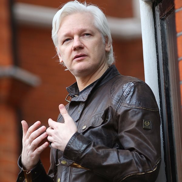 Σε άλλα νέα, ο Roger Waters θέλει να χρηματοδοτήσει το WikiLeaks