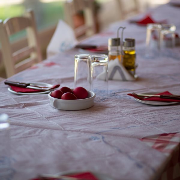 10 ελληνικά κρασιά για το Πάσχα και τα πιάτα που ταιριάζουν