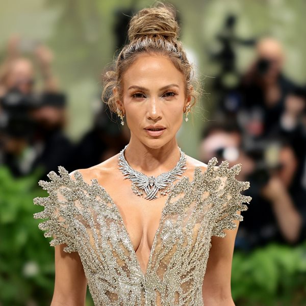 Jennifer Lopez, ξανά μόνη -και πολύ εντυπωσιακή- στο κόκκινο χαλί