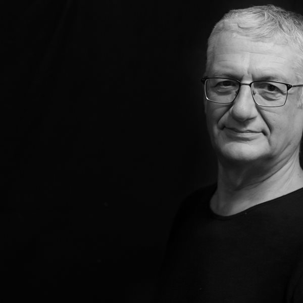 Ο Βαγγέλης Θεοδωρόπουλος όλη του τη ζωή φτιάχνει όνειρα, θέατρο, ομάδες και σχέσεις ζωής