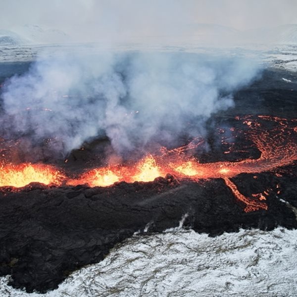 Απίστευτες εικόνες από την έκρηξη του ηφαιστείου στην Ισλανδία