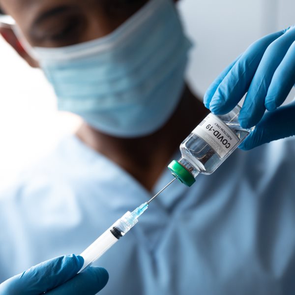 Η σύγκριση των εμβολίων της AstraZeneca και της Pfizer