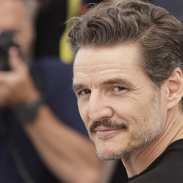 Ζηλεύουμε τα T-shirts του Pedro Pascal-είναι η τέλεια playlist