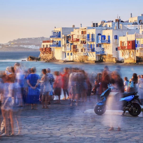 Σαφάρι για ένα δωμάτιο στις Κυκλάδες τον Αύγουστο