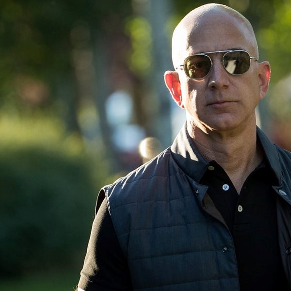 O Jeff Bezos συναντά τον James Bond