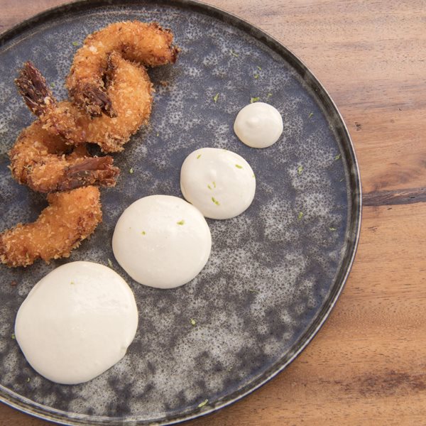 Η συνταγή του Βασίλη Τζίμα για γαρίδες σε κρούστα με λευκό ταραμά