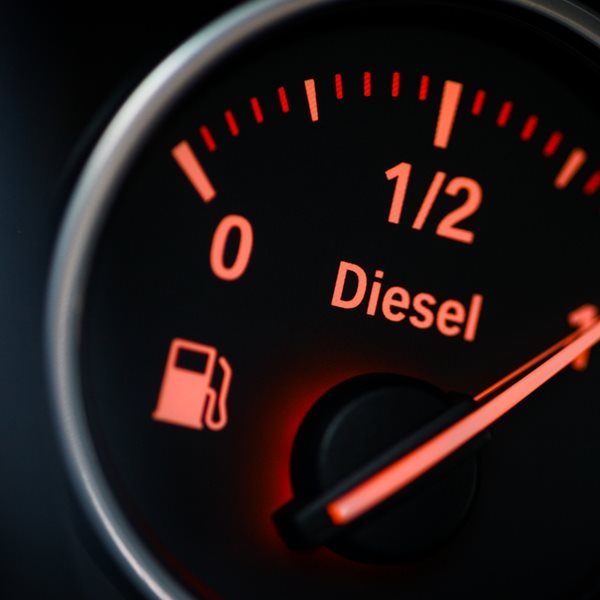 Γιατί ξαφνικά το diesel έγινε ακριβότερο από τη βενζίνη