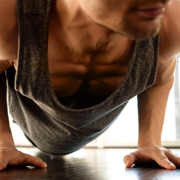 2 απλές κινήσεις που διογκώνουν μπράτσα και ώμους σε 20 λεπτά