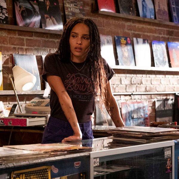 Η Zoë Kravitz ακούει Λένα Πλάτωνος στο τηλεοπτικό High Fidelity