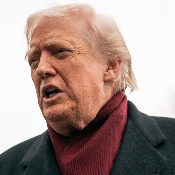 Ο Donald Trump εντείνει τον πόλεμο με τους δημοσιογράφους