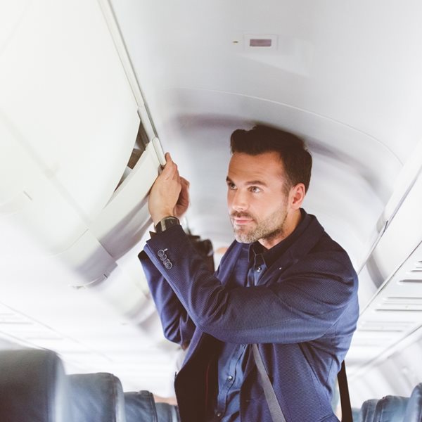 Κι όμως, η πιο ασφαλής θέση στο αεροπλάνο είναι αυτή που σπάνια επιλέγεις