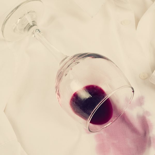 Πώς θα αφαιρέσεις τον λεκέ του κόκκινου κρασιού από τα ρούχα σου