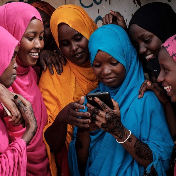 To smartphone των 18 ευρώ που θα συνδέσει online 1 δισ. ανθρώπους