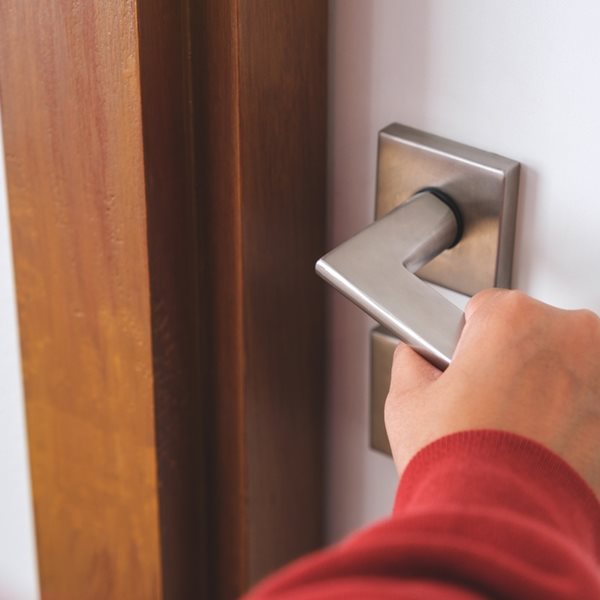 Μερικοί ευφάνταστοι τρόποι για να ανοίξεις την πόρτα σου αν ξέχασες τα κλειδιά σου