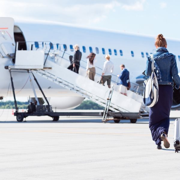 Γιατί επιβιβαζόμαστε στο αεροπλάνο πάντα από την αριστερή πλευρά;