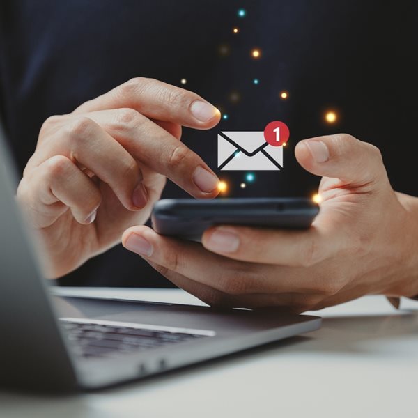 Προτιμάς να στέλνεις μήνυμα αντί να κάνεις κλήσεις; Τι λέει για σένα η ψυχολογία