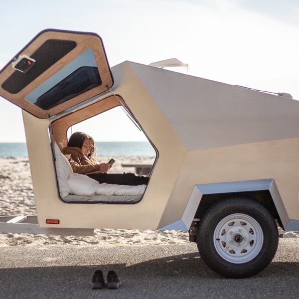 Αυτό το κομψό τρέιλερ μεταμορφώνεται σε πολυτελές δωμάτιο ξενοδοχείου