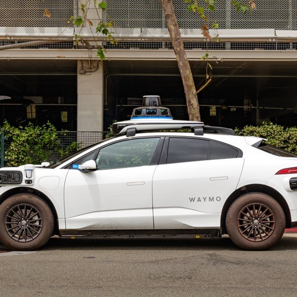 Δύο Έλληνες μπήκαν σε ταξί χωρίς οδηγό και ανέβασαν video