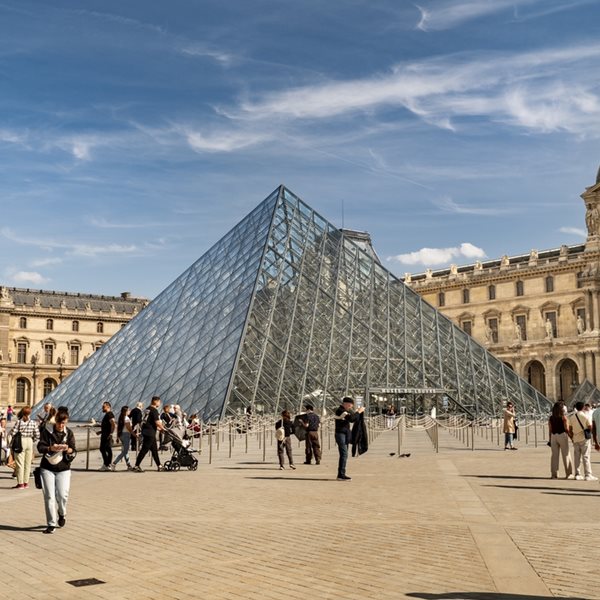 Κινηματογραφική ληστεία στο Λούβρο: Εκλάπησαν κοσμήματα ανεκτίμητης αξίας