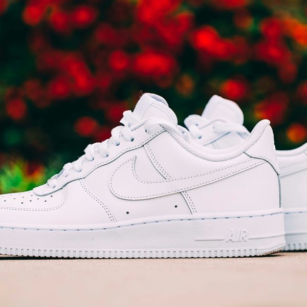 Υπάρχουν λευκά sneakers που όσο τα φοράς καθαρίζουν;