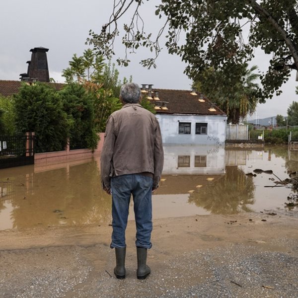 10 συγκλονιστικές φωτογραφίες από την καταστροφή στον πλημμυρισμένο Βόλο