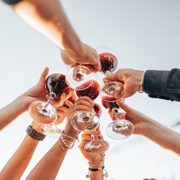 5 συμβουλές για να απολαύσεις το κρασί σου το καλοκαίρι