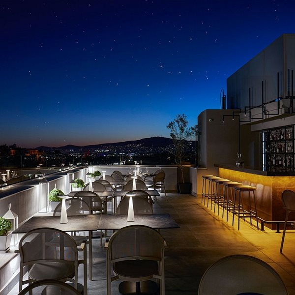 Φανταστικές ταράτσες και δροσεροί κήποι για φαγητό στην Αθήνα