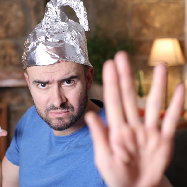 Σε άλλα νέα, αρνητής πήγε να εμβολιαστεί με ψεύτικο χέρι σιλικόνης