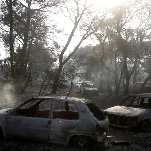 Η εξάπλωση της φωτιάς στη Βαρυμπόμπη σε 27"