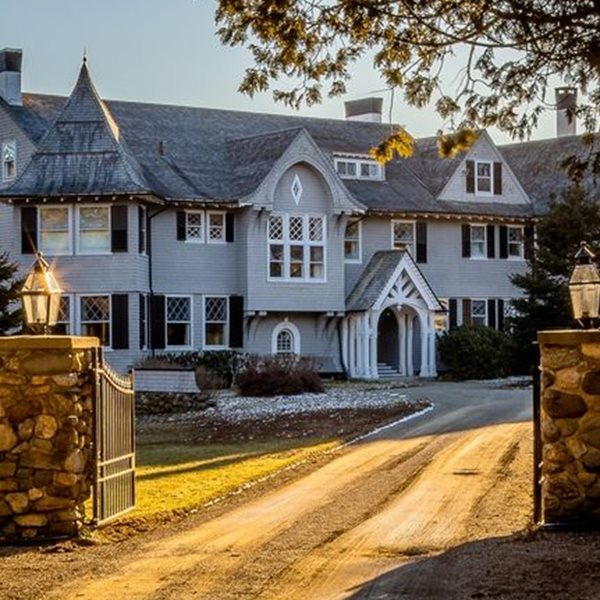 Η παράξενη έπαυλη του John Travolta βγαίνει στο σφυρί