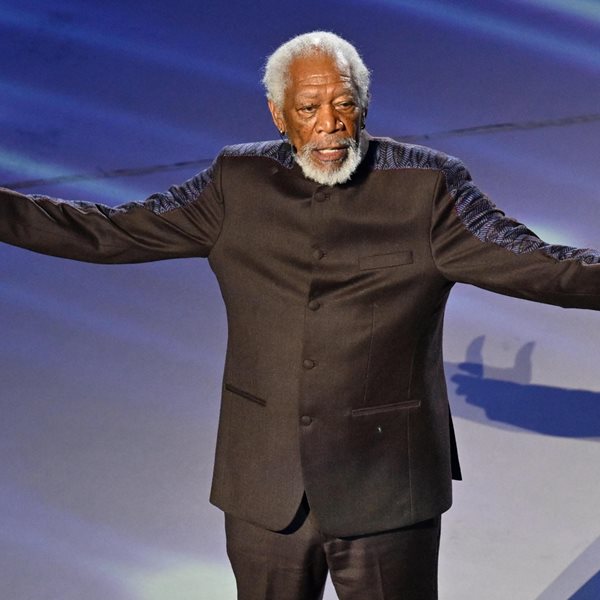 Υπάρχει συγκεκριμένος λόγος που ο Morgan Freeman φορούσε γάντι στην έναρξη του Μουντιάλ