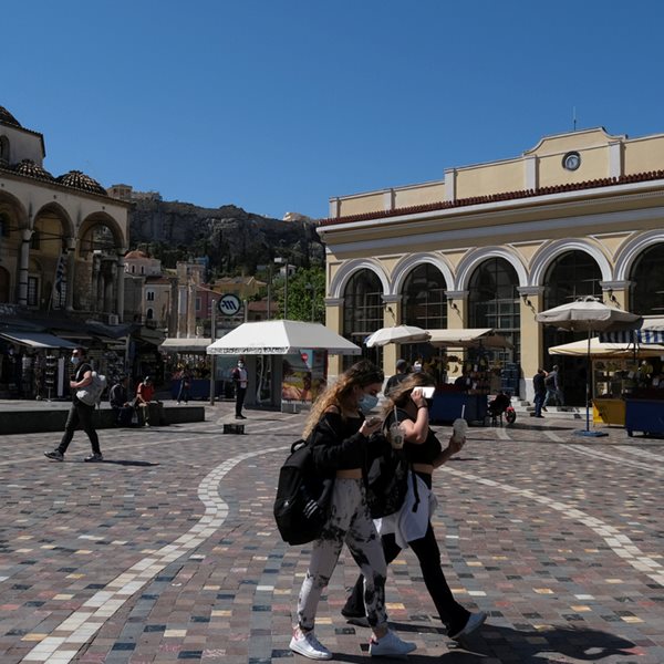 Στη δίνη του τέταρτου κύματος κορονοϊού