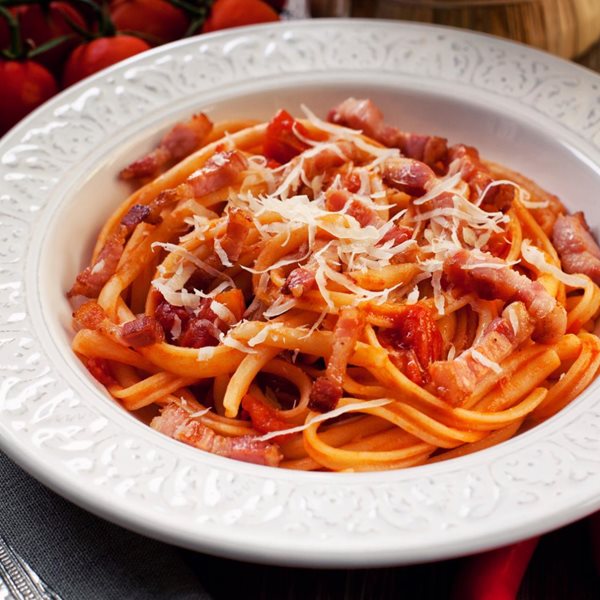 H απόλυτη συνταγή για μπουκατίνι αλά αματριτσιάνα