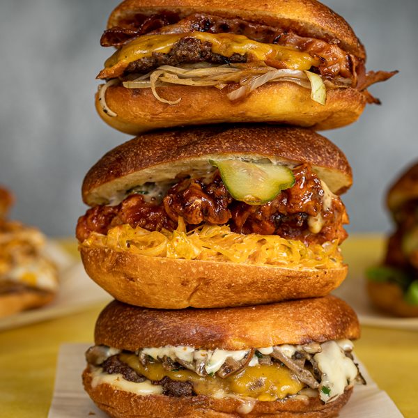 Ένα χρόνο μετά, το Smash’n Bun εξακολουθεί να σερβίρει επικά burgers