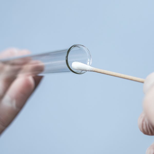 Μεταδίδεται ο κορονοϊός με το σάλιο;