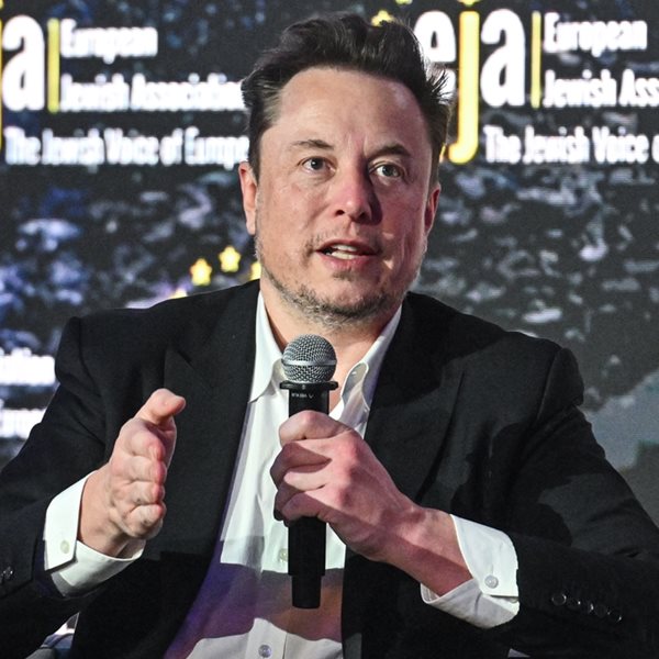 Ο Elon Musk λέει ότι η κοινωνία εστιάζει πολύ στον ρατσισμό