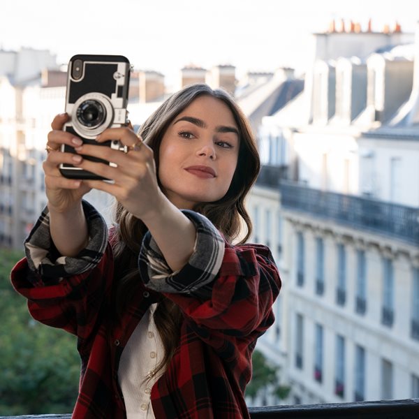 Ο Έλληνας που ντύνει τις πρωταγωνίστριες του Emily in Paris