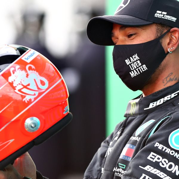 Ο Mick Schumacher χάρισε το κράνος του πατέρα του στον Lewis Hamilton