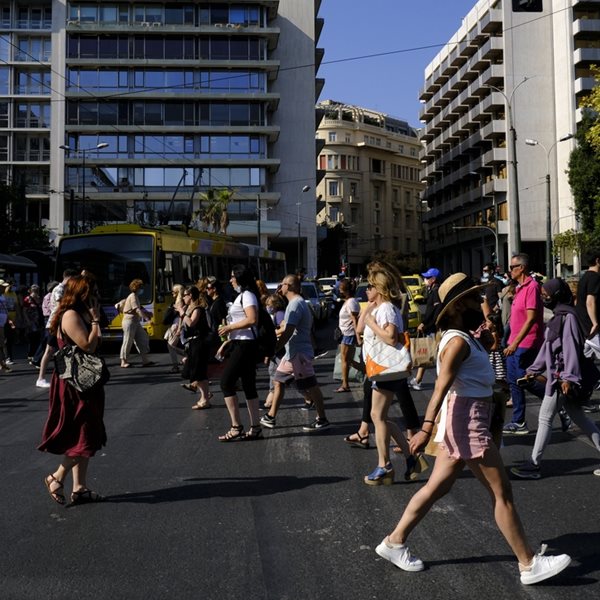 Με ζέστη ο Δεκαπενταύγουστος σε όλη την Ελλάδα
