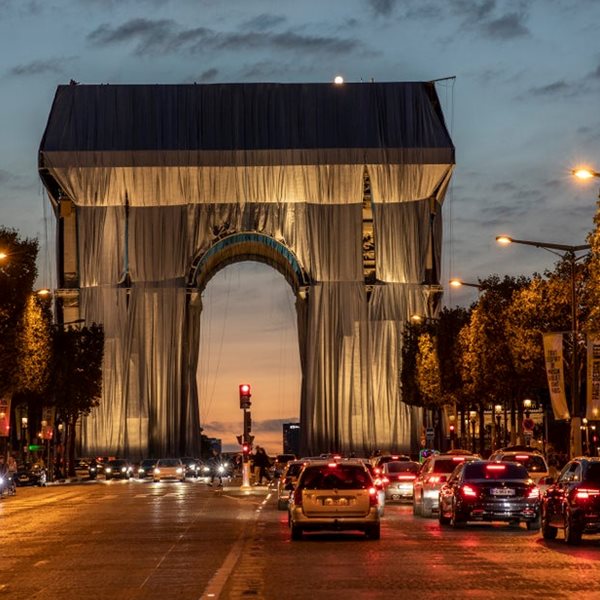 O Christo πακέταρε την Αψίδα του Θριάμβου στο Παρίσι