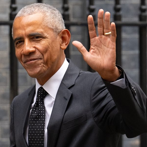 Ο Barack Obama έκανε μια αστεία χειρονομία για τον Donald Trump κι έγινε viral