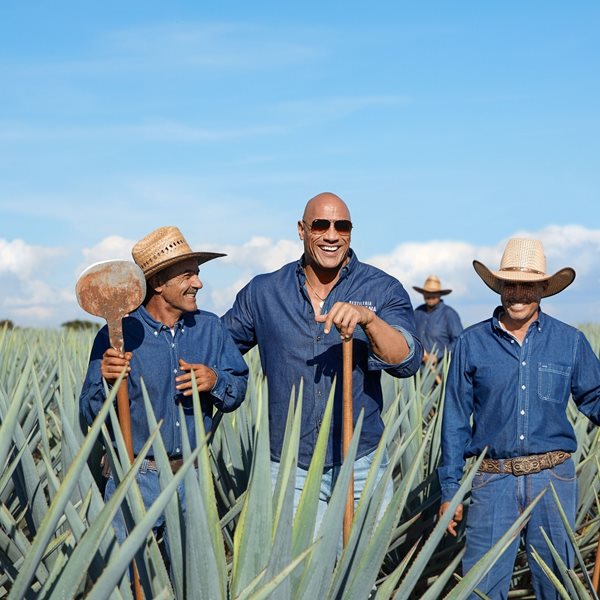 Γιατί οι celebrities το γύρισαν στην τεκίλα